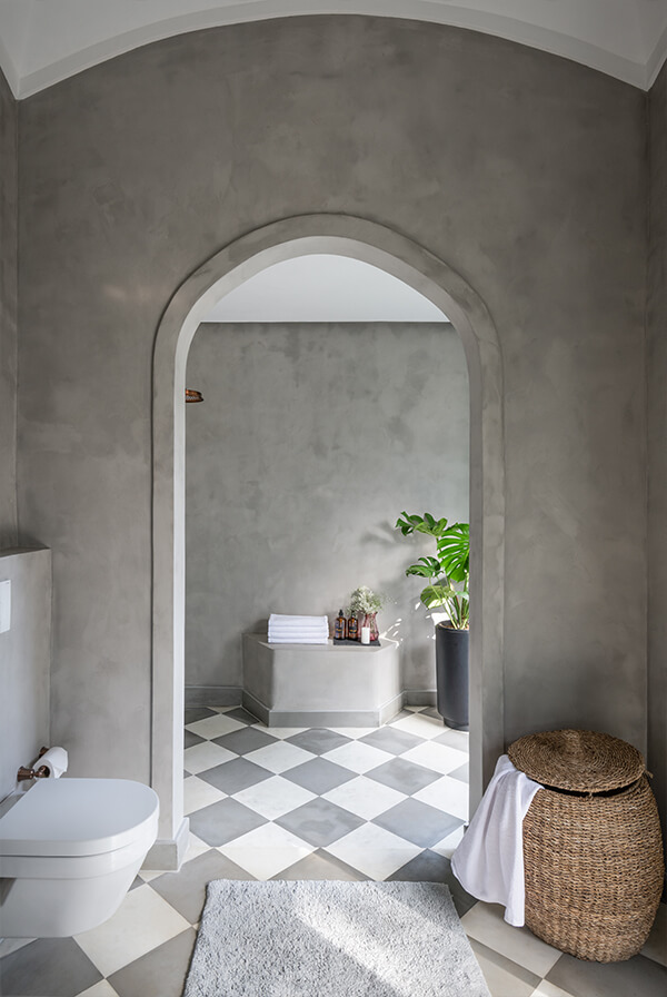 Grey IPS bathroom at Villa Cardo in Assagao